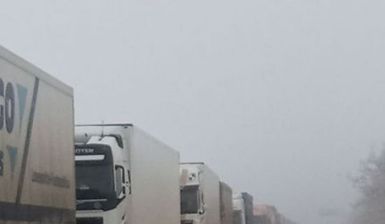 Circulația transportului de mare tonaj a fost oprită pe două drumuri naționale 